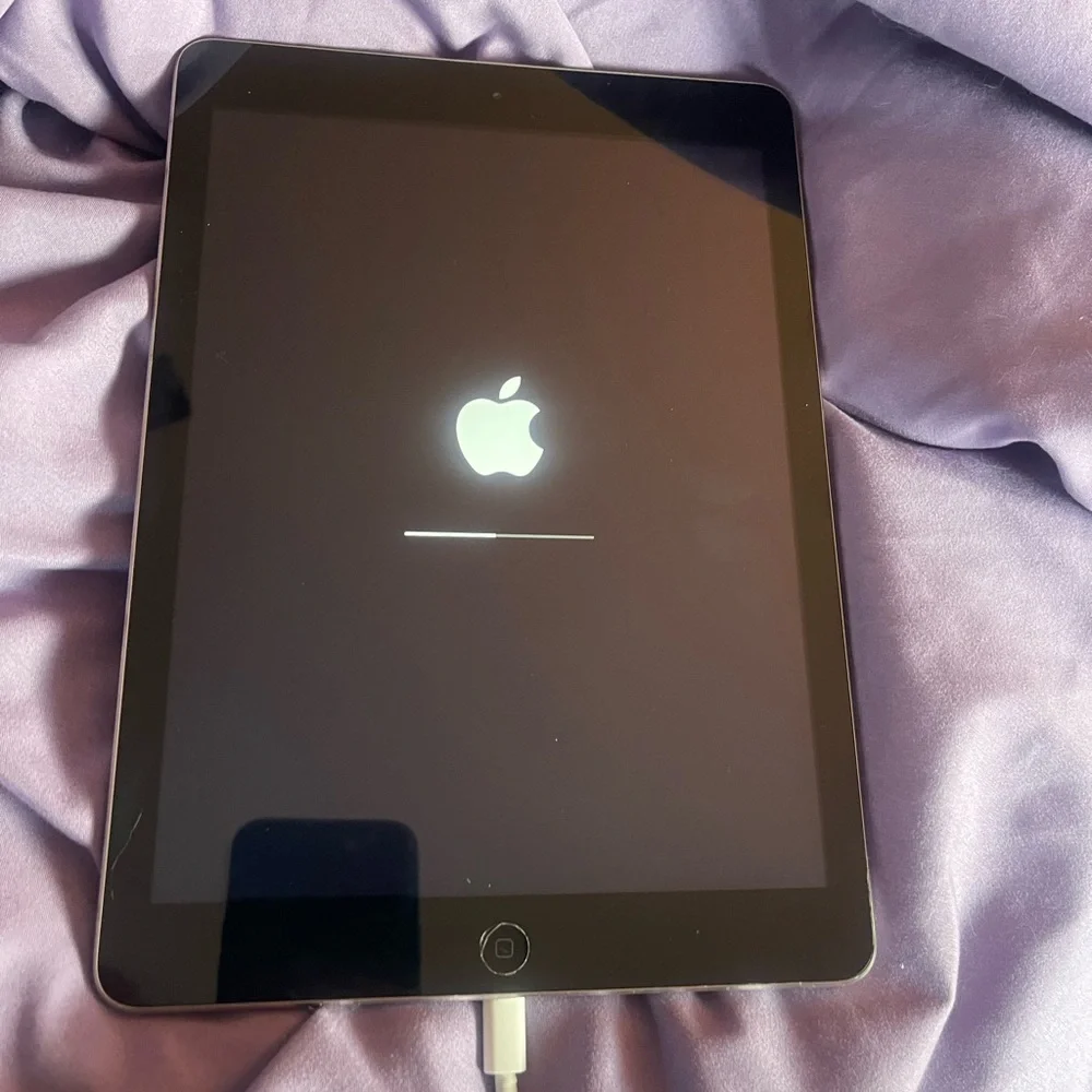 Apple iPad Air 1st Generation 16GB in Space Gray - Picture 3 of 6
